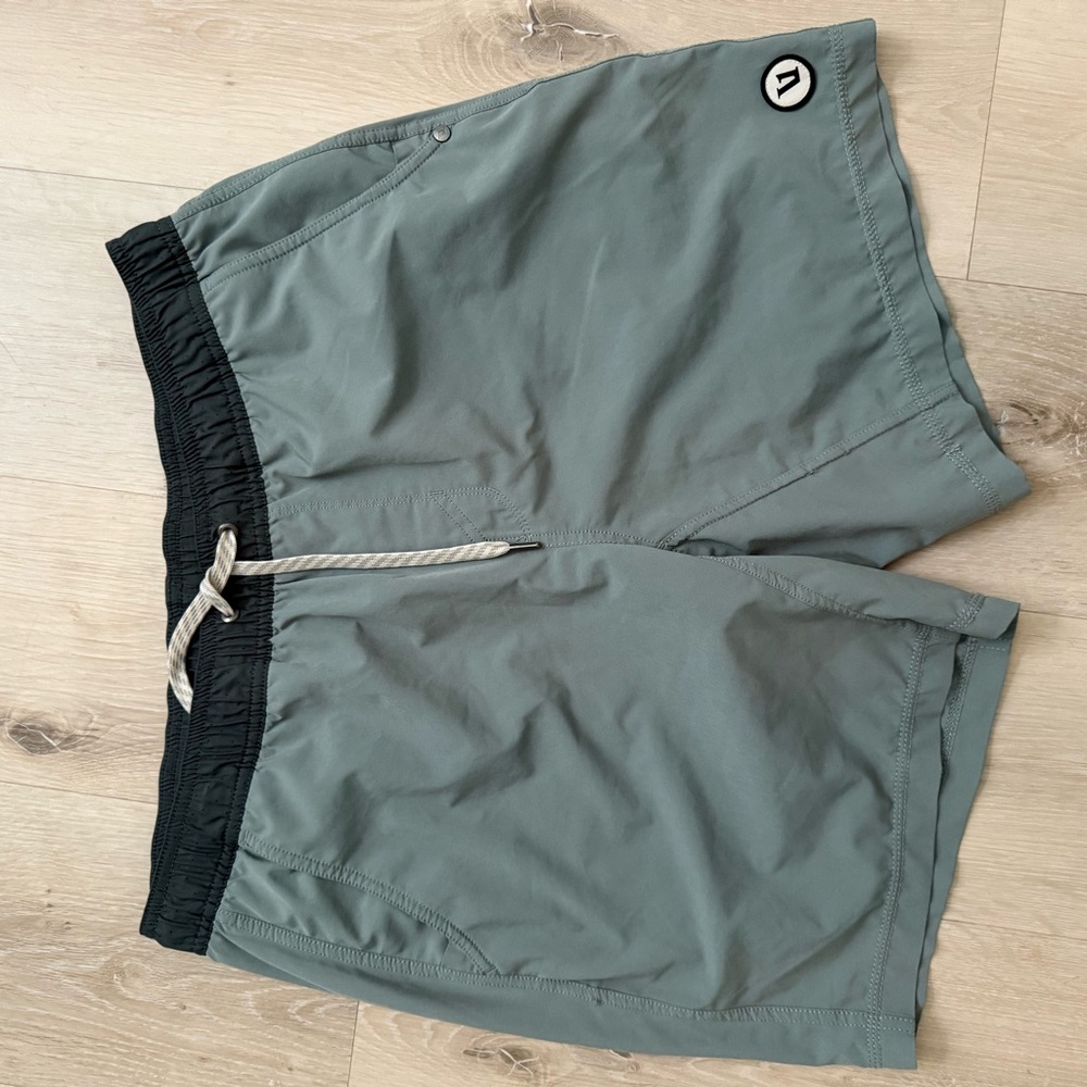 Vuori Kore shorts 9” lined